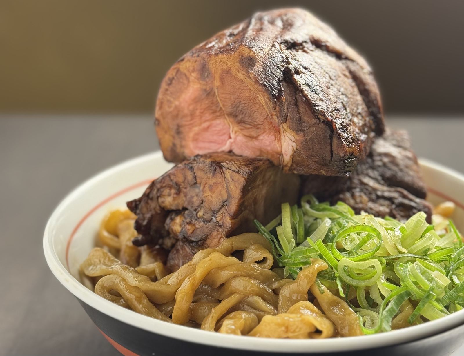 極太ちぢれ麺の上にのせた塊チャーシュー（麺屋 ぶっとく生きろ。）